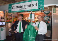 Sercom doet nog een stap bovenop de in 2018 geïntroduceerde Wireless Xtender. Het systeem maakt het mogelijk om kassen te verbinden zonder boren en kabels. Klimaatcomputers kunnen draadloos verbonden worden over een afstand tot maximaal vijf kilometer en dat alles nu op één printplaat om het eenvoudiger en nog meer kostendekkend te maken. Op de foto: Kees van Paassen en Hugo Nijgh.